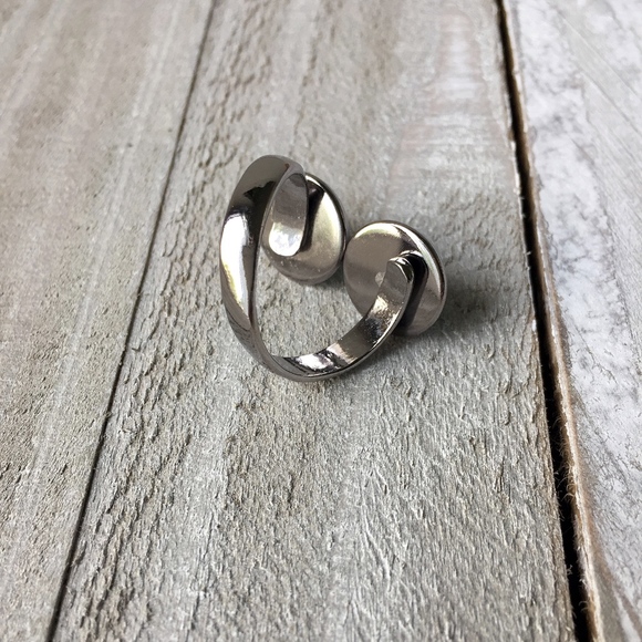 Women’s Ring - Picture 5 of 6